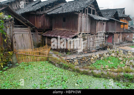 Il Huanggang Dong Village di Guizhou della Cina è un interessante meta culturale. Giacinti in stagno. Foto Stock