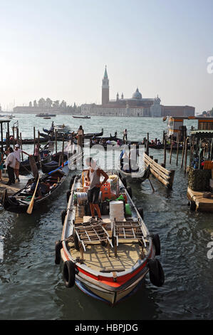 Chiatta a Venezia Foto Stock