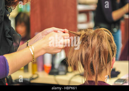 Parrucchiere applicazione di gel per capelli Foto Stock