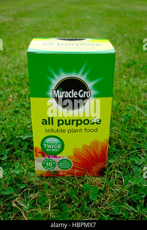 Miracolo Gro tutti i fini solubili di cibo vegetale fertilizzante, REGNO UNITO Foto Stock