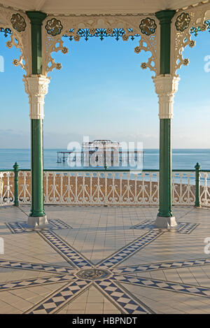 Il palco per spettacoli e i resti del molo Ovest sul lungomare di Brighton, East Sussex, Gran Bretagna, England, Regno Unito, GB. Foto Stock