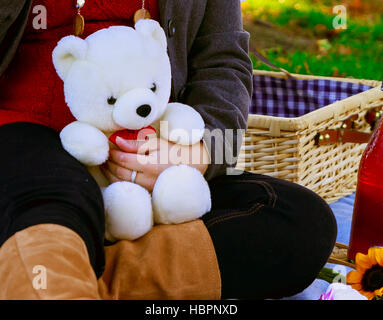 Donna incinta tiene i suoi bambini Teddy bear. Foto Stock