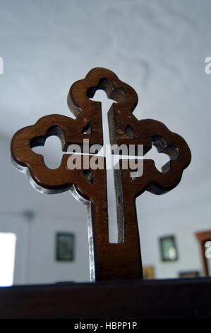 In legno marrone croci ortodosse in una cappella. Foto Stock