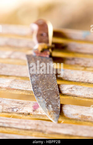 Vecchia tavola coltello sullo sfondo di legno, Brasile Foto Stock