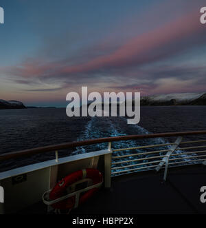 Hurtigruten MS Polarlys vista da poppa come crociere attraverso i fiordi della Norvegia settentrionale. Foto Stock