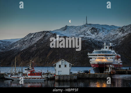 Hurtigruten MS Polarlys attraccata a Honningsvag, Norvegia settentrionale. Foto Stock