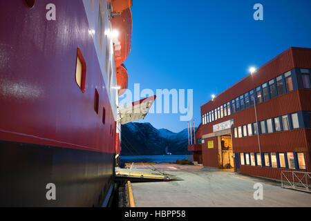 Porta dello scomparto in caricamento sulla MS Polarlys mentre nel dock, Honningsvag, Norvegia settentrionale. Foto Stock