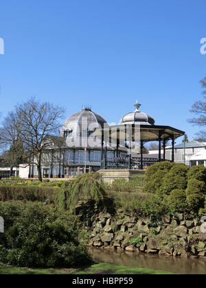 Il Pavilion Gardens con l'Ottagono Building & Bandstand, Buxton, Derbyshire, Inghilterra, Regno Unito in aprile Foto Stock