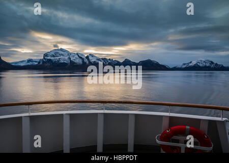 Hurtigruten MS Polarlys vista da poppa come crociere attraverso i fiordi della Norvegia settentrionale. Foto Stock