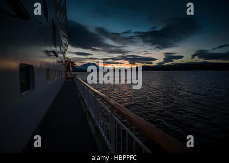 Hurtigruten nave passeggeri MS Polarlys navigando attraverso il crepuscolo artico, Norvegia settentrionale. Foto Stock