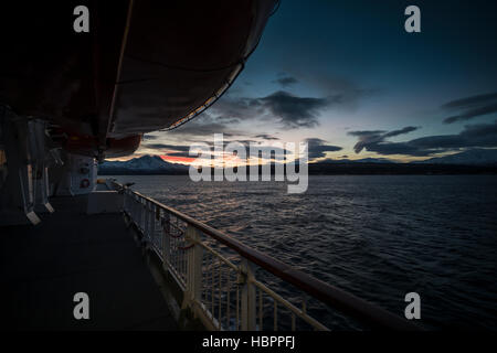 Hurtigruten nave passeggeri MS Polarlys navigando attraverso il crepuscolo artico, Norvegia settentrionale. Foto Stock