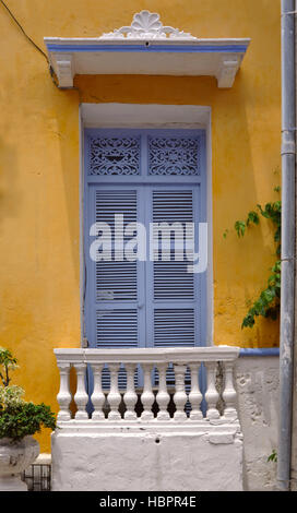 Vecchio balcone coloniale in uno storico edificio giallo a Cartagena, Colombia Foto Stock