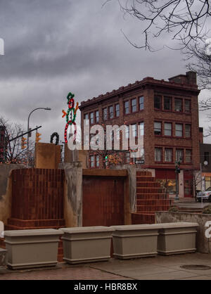 Syracuse, New York, Stati Uniti d'America. Dicembre 3, 2016. Disattivata per la stagione fontana in Hanover Square, Syracuse, New York con East Water Street busin Foto Stock