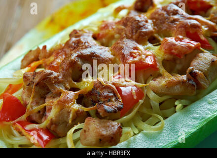 Pesto ripieni di pollo spaghetti Squash Foto Stock
