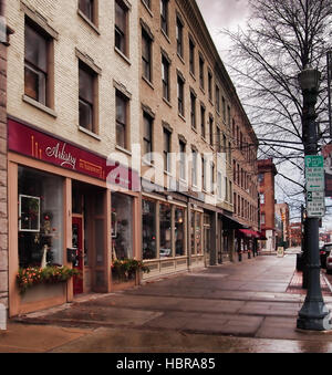 Syracuse, New York, Stati Uniti d'America. Dicembre 3, 2016 negozi boutique e saloni lungo Water Street in Hanover Square, il centro di Siracusa, New York su una cortina di nubi l Foto Stock