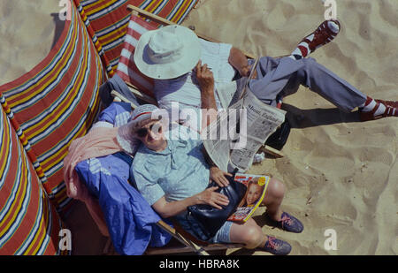 Coppia di anziani in sedie a sdraio sulla spiaggia di Blackpool. Lancashire. In Inghilterra. Regno Unito Foto Stock