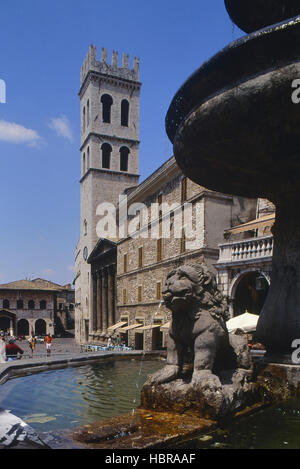 La scultura di un leone in una fontana sulla piazza. Assisi. Umbria. L'Italia. Europa Foto Stock