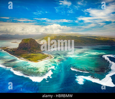 Vista aerea della cascata di subacquea e Le Morne Brabant penisola. Incredibile paesaggio di Mauritius Foto Stock