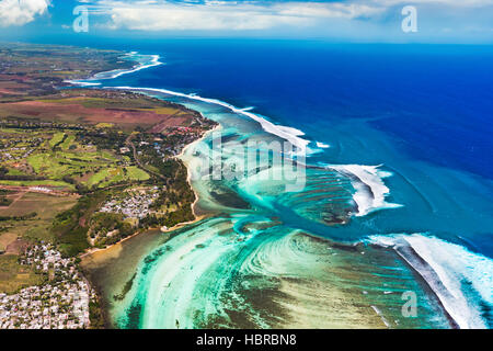 Vista aerea del canale di subacquea. Incredibile paesaggio di Mauritius Foto Stock