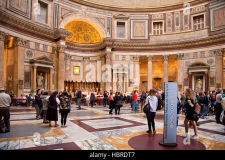 Roma Pantheon interno, oggi la basilica di Santa Maria ad Martyres, verso l'altare, con turisti e visitatori Foto Stock