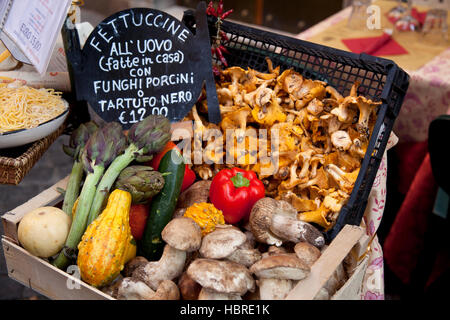 Roma, colorata selezione vegetale fuori del ristorante, con funghi, peperoni e zucchine Foto Stock