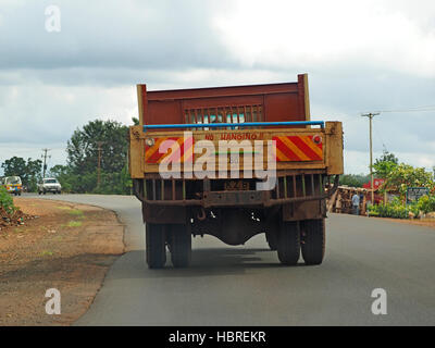 Dipinte a mano e firmare sul retro del camion discriminanti in Kenya si legge 'n' appeso per scoraggiare le grucce pericolose-on Foto Stock