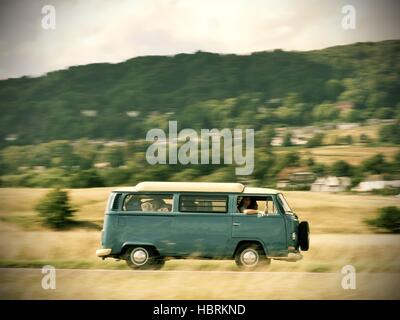 Accelerando la finestra di baia volkswagen camper van Foto Stock