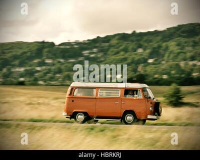 Accelerando la finestra di baia volkswagen camper van Foto Stock