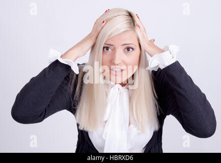 Scioccato la dama con la bocca aperta diffondere le mani, isolato su bianco Foto Stock
