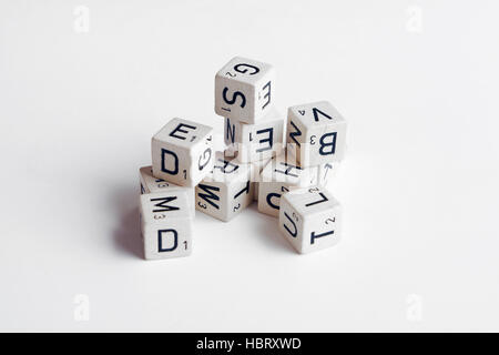 Lettere e numeri su cubetti su sfondo bianco Foto Stock
