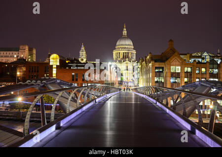 Millennium Bridge, Saint Paul Cathedral nella zona centrale di Londra, Regno Unito Foto Stock