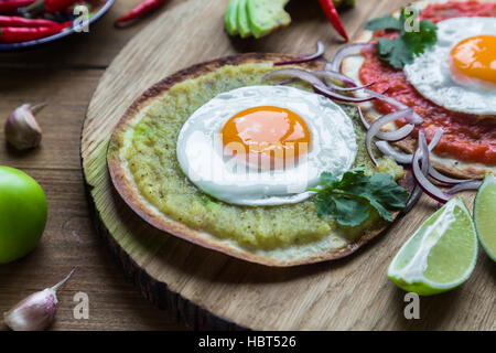 Varietà di coloratissimi cucina messicana piatti della colazione su un tavolo di legno Foto Stock