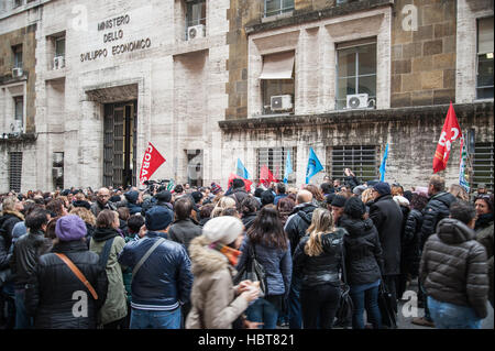 Roma, Italia. 06 Dic, 2016. Circa trecento Almaviva azienda lavoratori hanno dimostrato la mattina di fronte al Ministero dello Sviluppo Economico a Roma contro la minaccia di 2.500 licenziamenti annunciati dalla società. Credito: Leo Claudio De Petris/Pacific Press/Alamy Live News Foto Stock