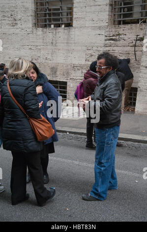 Roma, Italia. 06 Dic, 2016. Circa trecento Almaviva azienda lavoratori hanno dimostrato la mattina di fronte al Ministero dello Sviluppo Economico a Roma contro la minaccia di 2.500 licenziamenti annunciati dalla società. Credito: Leo Claudio De Petris/Pacific Press/Alamy Live News Foto Stock