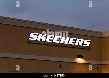 Un Skechers outlet store a Wheeler Ridge California all'incrocio delle autostrade Interstate 5 e California 99 in Kern County Foto Stock