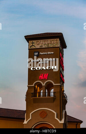 Outlet a Wheeler Ridge California all'incrocio delle autostrade Interstate 5 e California 99 in Kern County Foto Stock