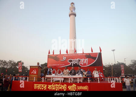 Kolkata, India. 06 Dic, 2016. Parte comunista dell India marxista), stato del Bengala Occidentale Comitato ha organizzato un raduno in Sahid Minar massa, Calcutta per protestare contro la demolizione di Ayodhya?s Babri Masjid e continuo sforzo per costruire la Ram Mandir al suo posto. © Saikat Paolo/Pacific Press/Alamy Live News Foto Stock