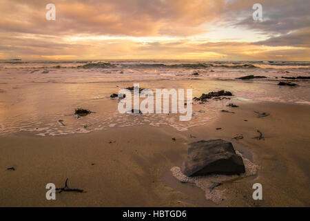 Inverno tramonto sulla spiaggia Seahouses, Northumberland Foto Stock