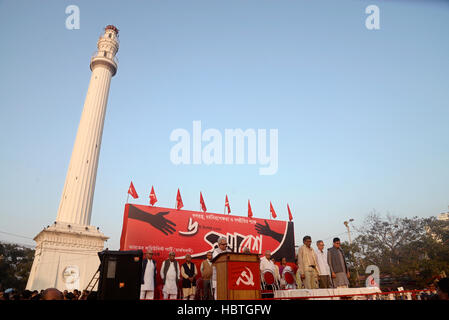 Kolkata, India. 06 Dic, 2016. Parte comunista dell India marxista), stato del Bengala Occidentale Comitato ha organizzato un raduno in Sahid Minar massa, Calcutta per protestare contro la demolizione di Ayodhya?s Babri Masjid e continuo sforzo per costruire la Ram Mandir al suo posto. © Saikat Paolo/Pacific Press/Alamy Live News Foto Stock