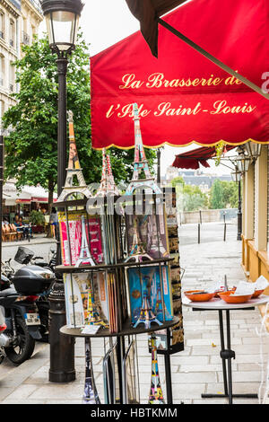 Centro storico di Parigi le cartoline in un rack di fronte a un negozio di souvenir Foto Stock