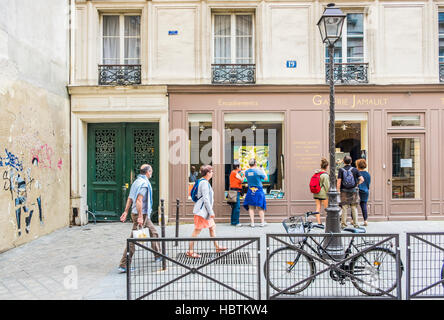 Scena di strada di fronte alla Galerie jamaut, quartiere Marais Foto Stock