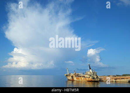 Abbandonato nave cargo Edro 3 giace a terra sulle rocce al largo vicino Seacaves, Coral Bay Paphos, Cipro. Foto Stock