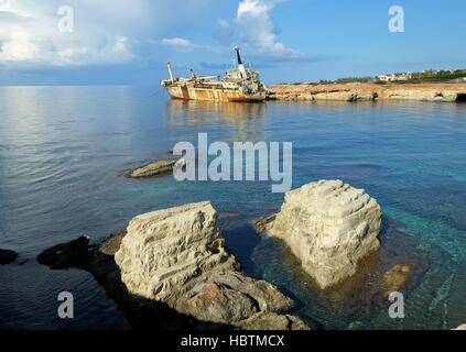 Abbandonato nave cargo Edro 3 giace a terra sulle rocce al largo vicino Seacaves, Coral Bay Paphos, Cipro. Foto Stock