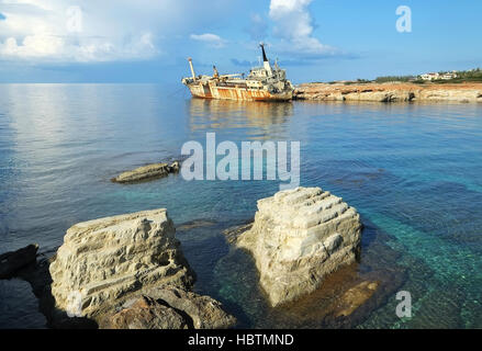 Abbandonato nave cargo Edro 3 giace a terra sulle rocce al largo vicino Seacaves, Coral Bay Paphos, Cipro. Foto Stock