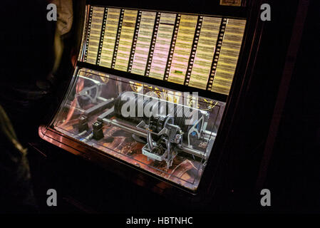 Jukebox, classico, illuminato da lampadine interne, dischi Foto Stock