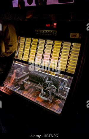 Juke box,classic, illuminato dalla luce di illuminazione interna, record giocando, 45's vinil Foto Stock