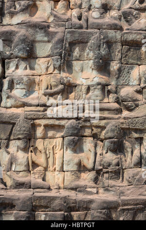 Apsara scolpite sulla terrazza dell'Elefante parete in Angkor Thom, Cambogia Foto Stock