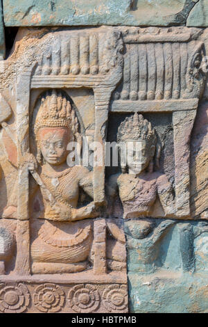 Apsara scolpite sulla terrazza dell'Elefante parete in Angkor Thom, Cambogia Foto Stock