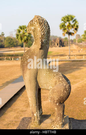 Lion scultura in Sra Srang, i templi di Angkor. Cambogia Foto Stock