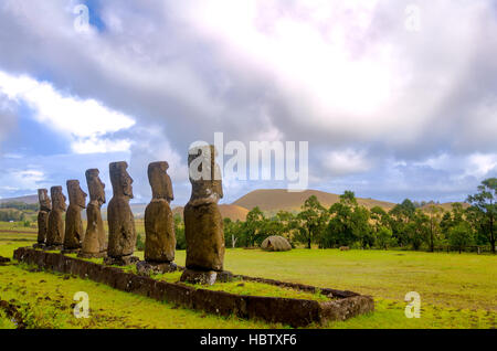 Bella Moai statue che si affaccia l'isola di pasqua, Cile Foto Stock